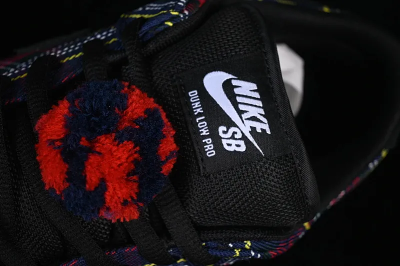 All categories Nk SB Dunk series Nk SB Dunk Low low-top sneakers Nike SB Dunk Low "Nardwuar" joint model Scottish plaid low-top casual skateboard shoes II1493-600